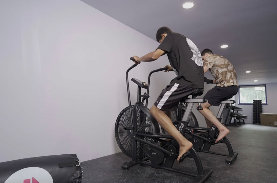 Fitnessapparatuur tijdens dagbesteding