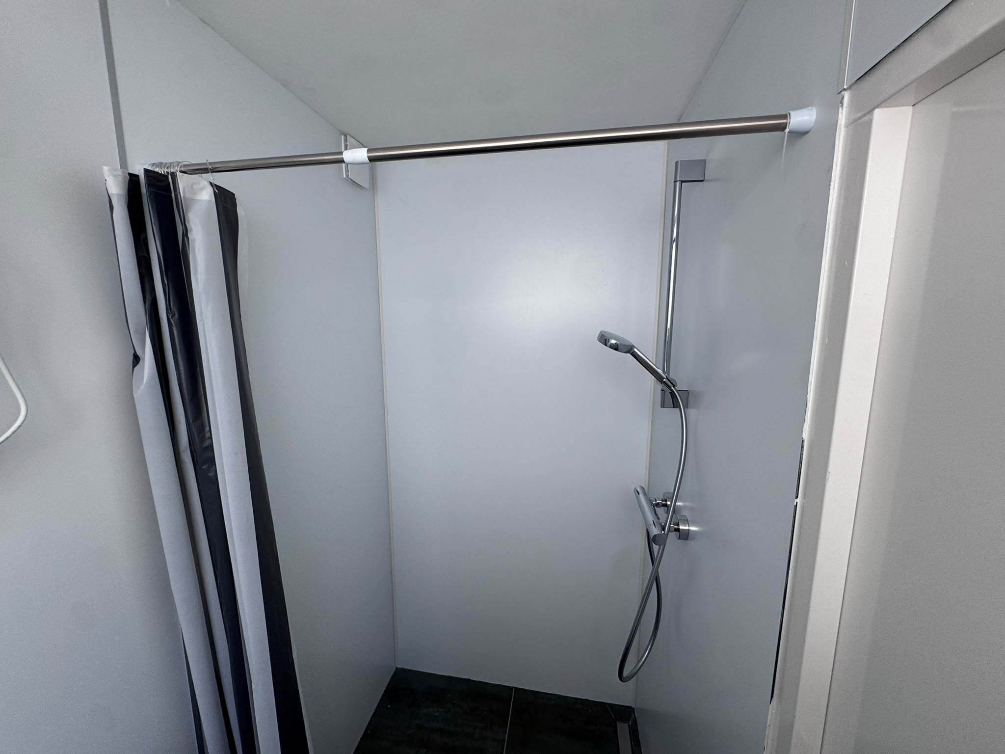 Een eigen kamer met extra hoogte: onze wooneenheden bieden ruimte om jezelf te zijn, met een praktische opbergzolder en een compacte kitchenette binnen handbereik.