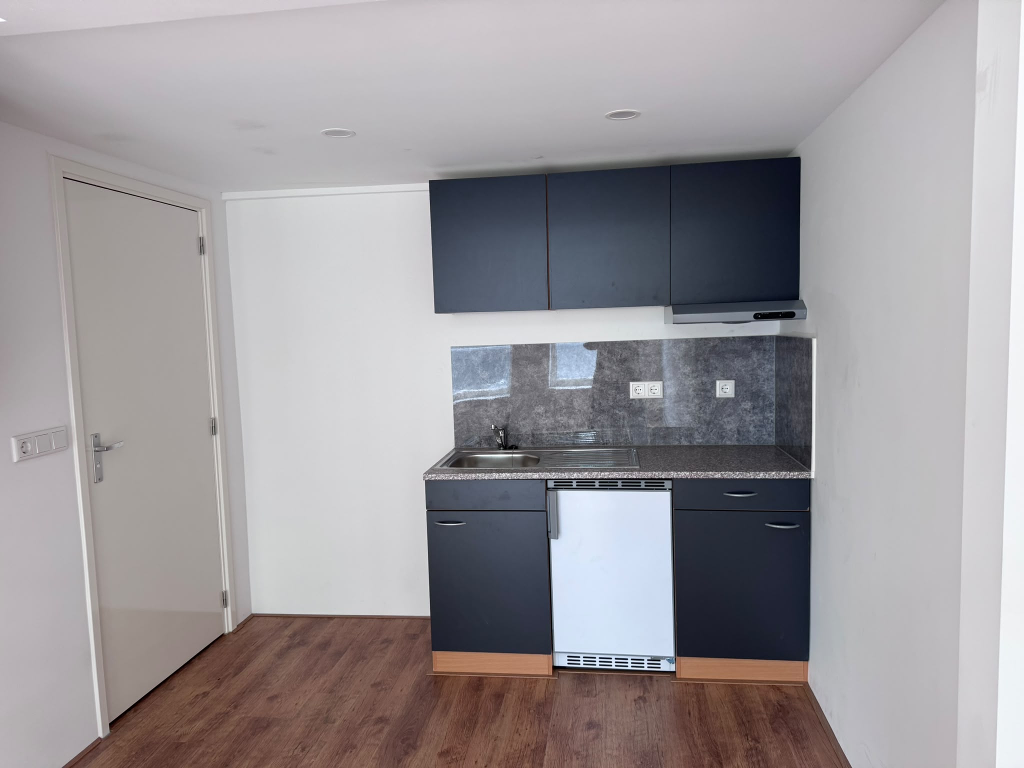 Onze kitchenettes zijn modern en functioneel ingericht, zodat bewoners zelfstandig kunnen koken in een veilige, vertrouwde omgeving.