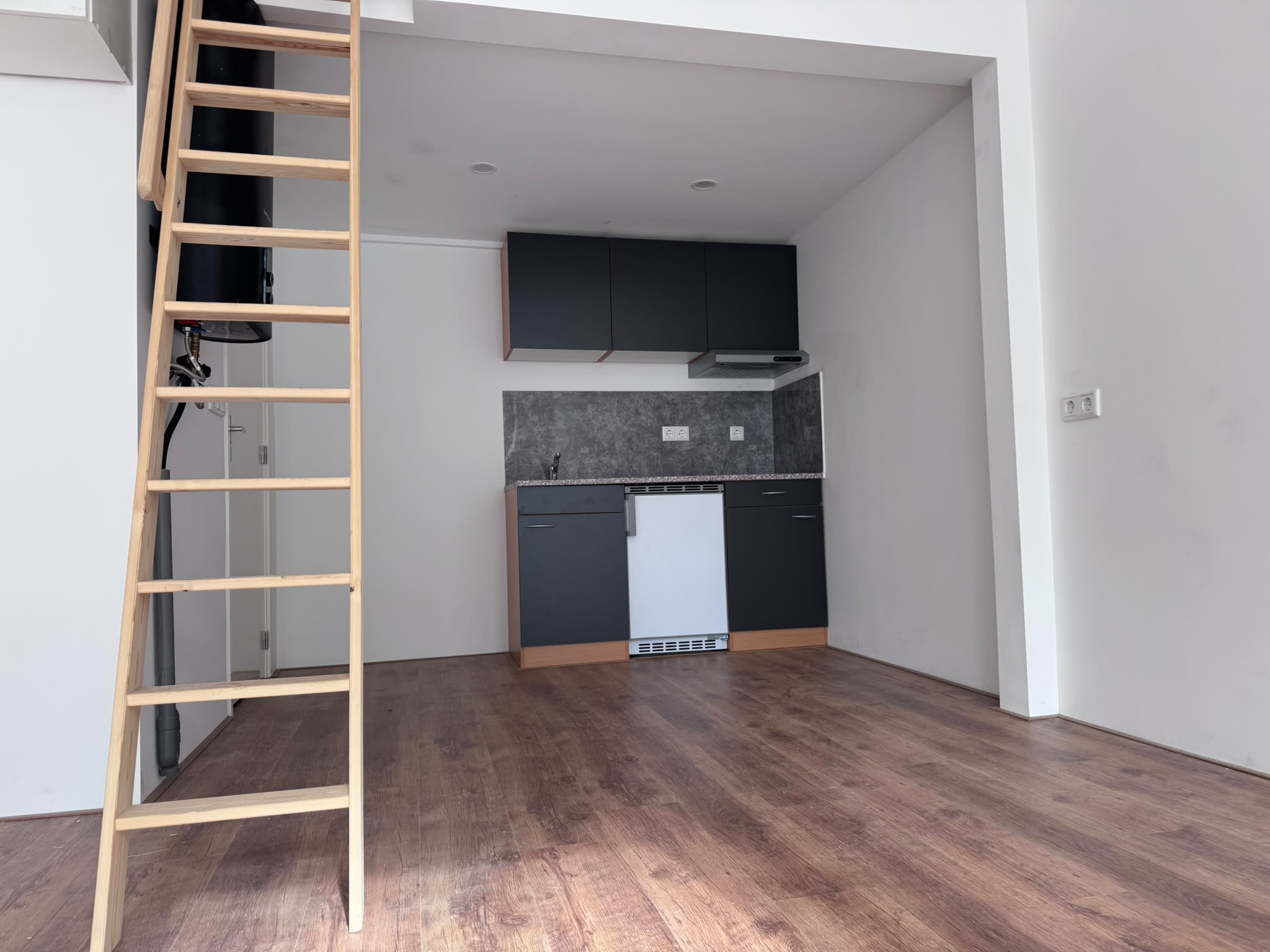 Iedere bewoner heeft een eigen plek om tot rust te komen, met voldoende privacy in een frisse, moderne inrichting.