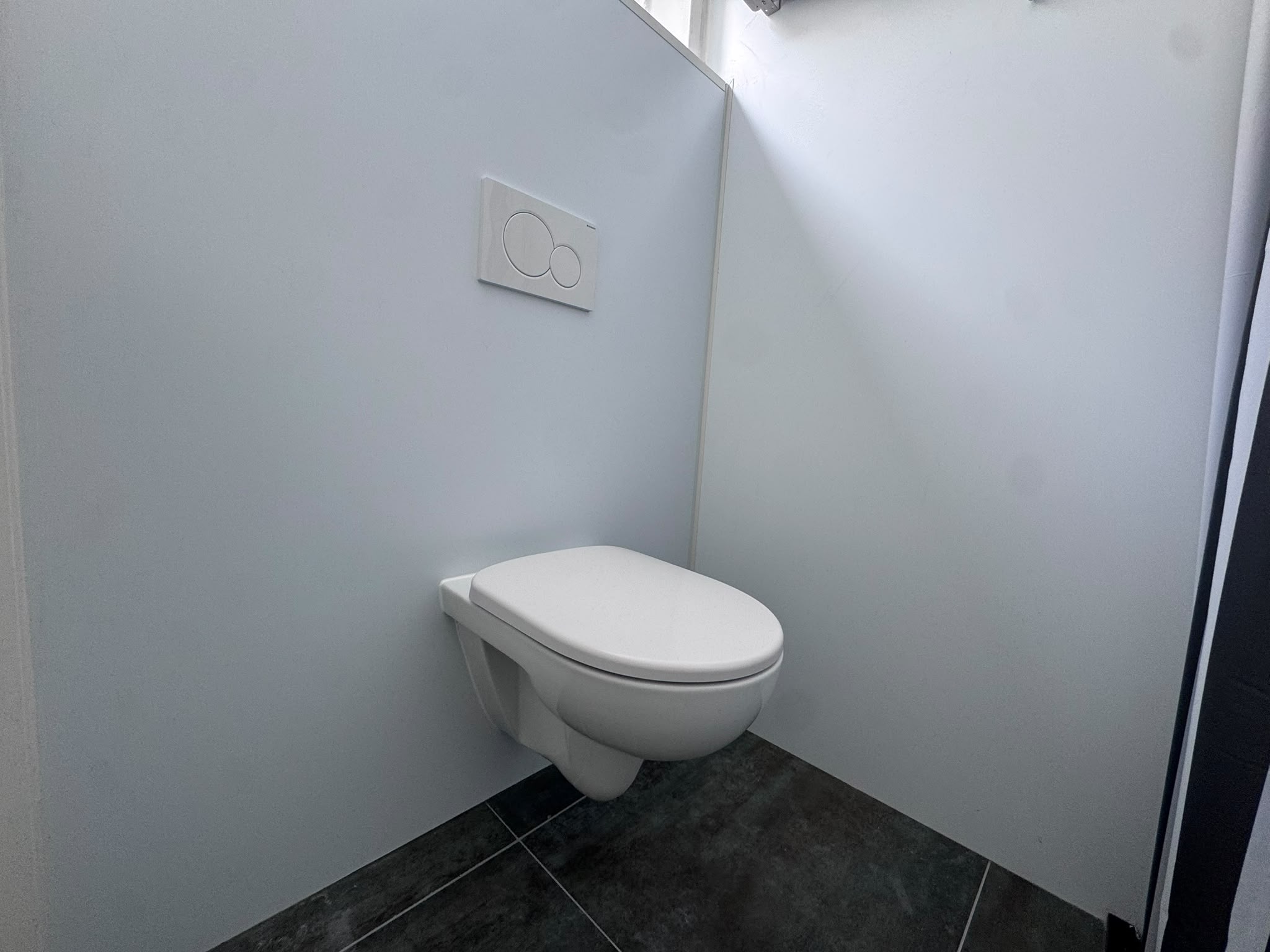 Een eigen kamer met extra hoogte: onze wooneenheden bieden ruimte om jezelf te zijn, met een praktische opbergzolder en een compacte kitchenette binnen handbereik.