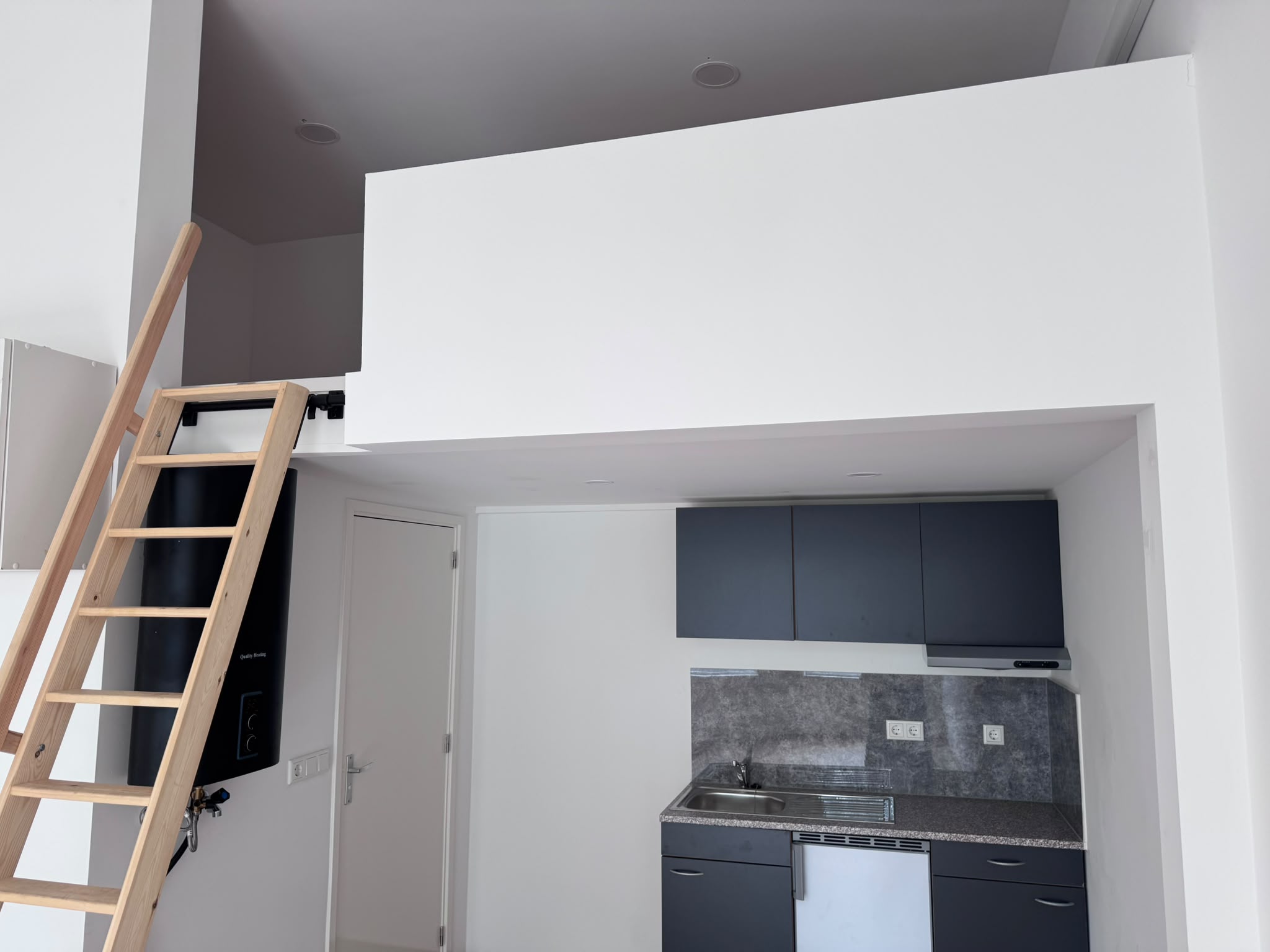 Onze kitchenettes zijn modern en functioneel ingericht, zodat bewoners zelfstandig kunnen koken in een veilige, vertrouwde omgeving.