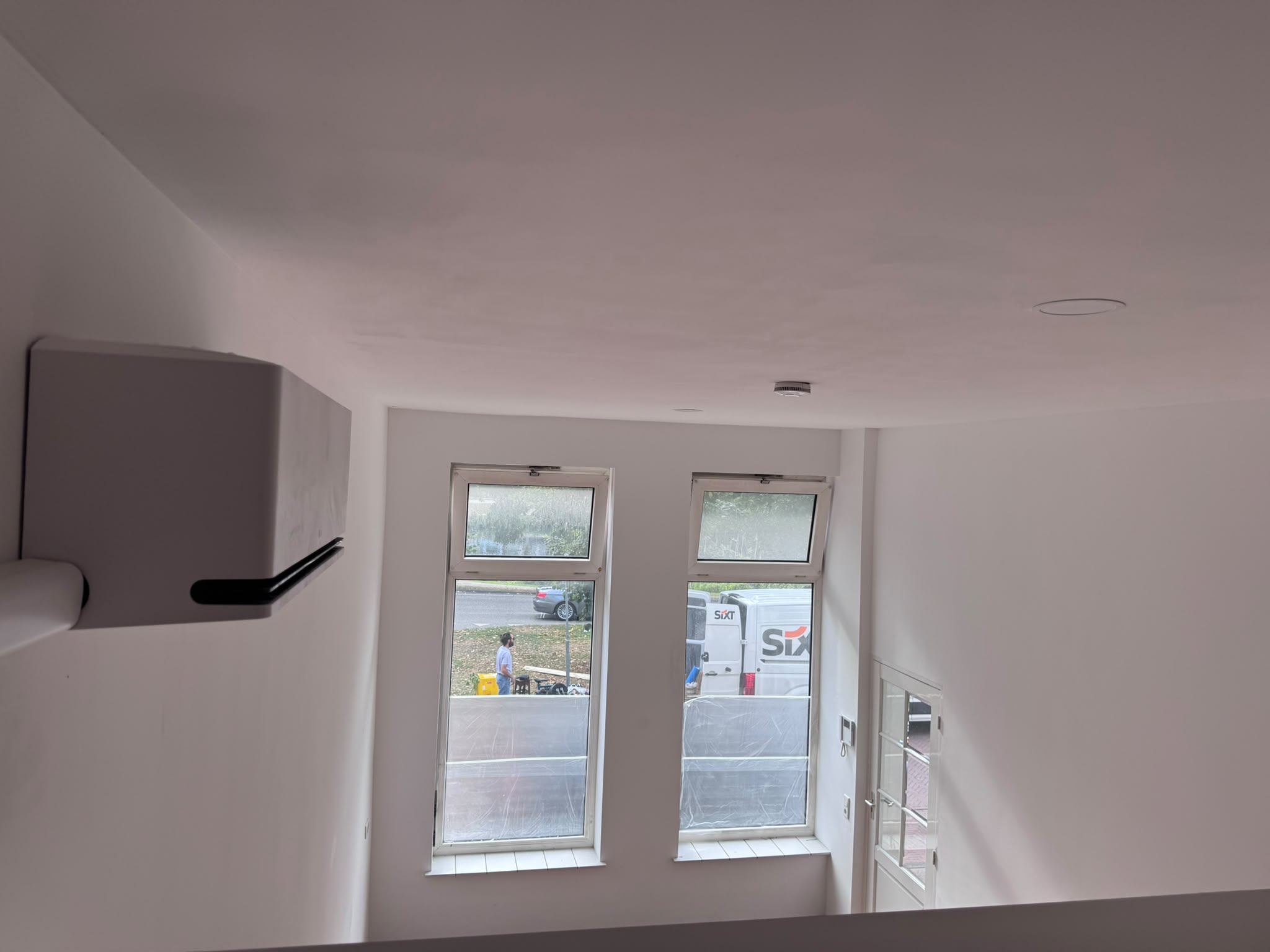 Onze kitchenettes zijn modern en functioneel ingericht, zodat bewoners zelfstandig kunnen koken in een veilige, vertrouwde omgeving.