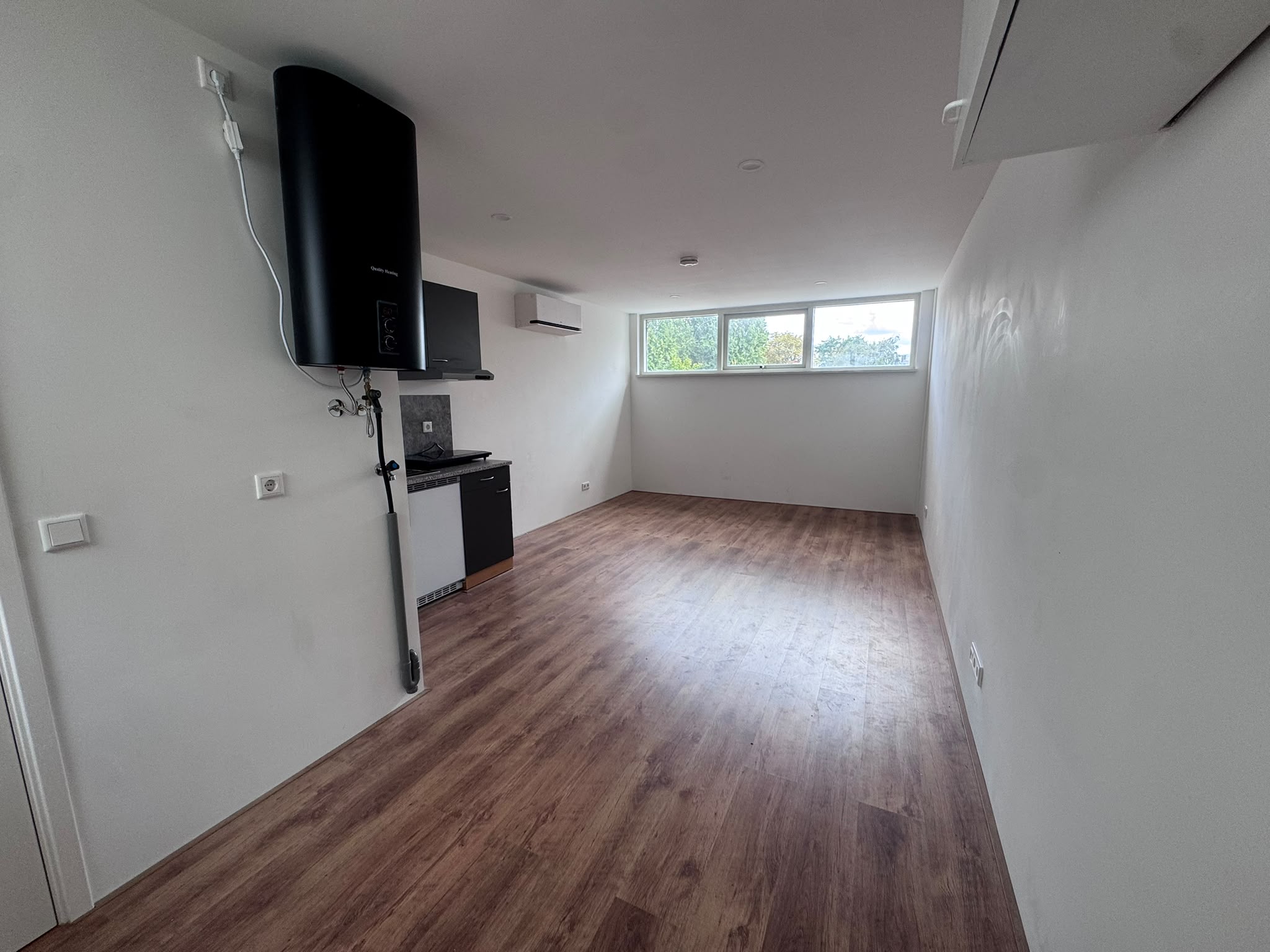 Lichte, ruime kamers met een eigen kookhoek — een prettige basis om zelfstandig te wonen, met begeleiding binnen handbereik.